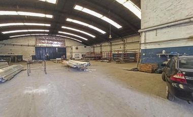 Gran galpón de 1.338 m² más playa de estacionamiento