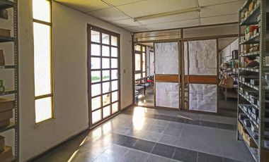 Gran galpón de 1.338 m² más playa de estacionamiento