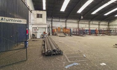 Gran galpón de 1.338 m² más playa de estacionamiento