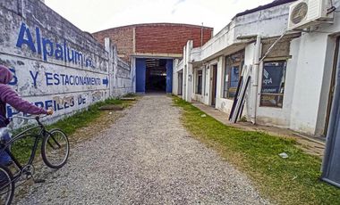 Gran galpón de 1.338 m² más playa de estacionamiento