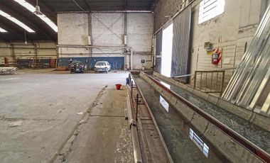 Gran galpón de 1.338 m² más playa de estacionamiento
