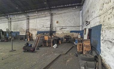 Gran galpón de 1.338 m² más playa de estacionamiento