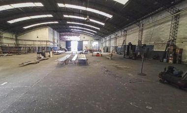 Gran galpón de 1.338 m² más playa de estacionamiento