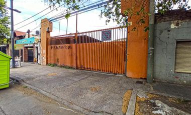 Gran galpón de 1.338 m² más playa de estacionamiento