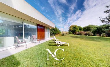 Casa en venta en Costa Esmeralda, fondo libre