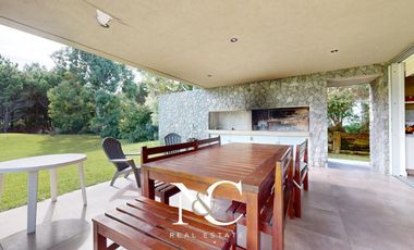 Casa en venta en Costa Esmeralda, fondo libre