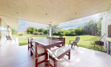 Casa en venta en Costa Esmeralda, fondo libre
