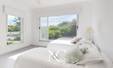 Casa en venta en Costa Esmeralda, fondo libre