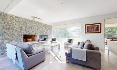 Casa en venta en Costa Esmeralda, fondo libre
