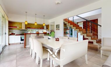 Casa en venta en Costa Esmeralda, fondo libre