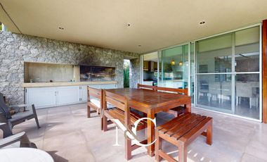Casa en venta en Costa Esmeralda, fondo libre
