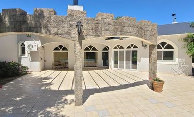 Casa de campo en forma de castillo de 6 ambientes