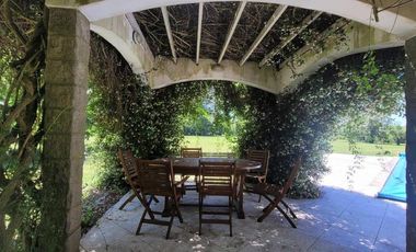 Casa de campo en forma de castillo de 6 ambientes