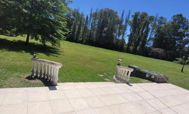 Casa de campo en forma de castillo de 6 ambientes