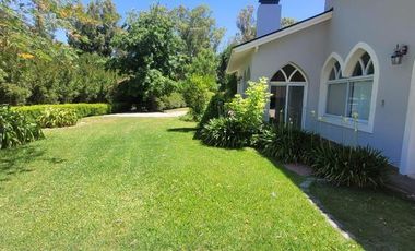 Casa de campo en forma de castillo de 6 ambientes
