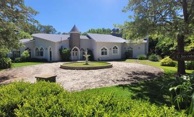 Casa de campo en forma de castillo de 6 ambientes