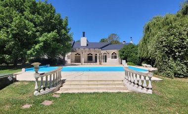 Casa de campo en forma de castillo de 6 ambientes