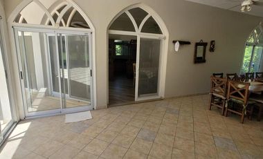 Casa de campo en forma de castillo de 6 ambientes