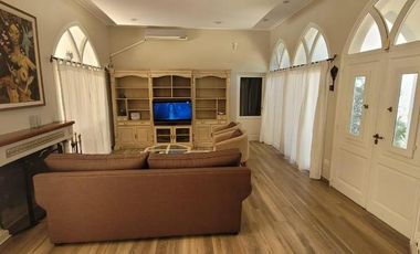 Casa de campo en forma de castillo de 6 ambientes