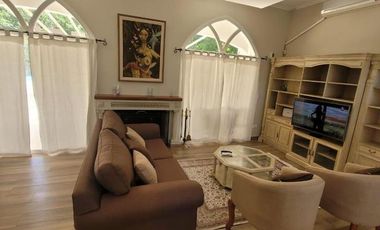 Casa de campo en forma de castillo de 6 ambientes