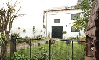 Venta Casa  8 ambientes en Coghlan | jardin | cochera