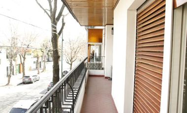 Venta Casa  8 ambientes en Coghlan | jardin | cochera