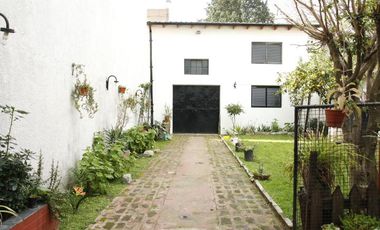 Venta Casa  8 ambientes en Coghlan | jardin | cochera