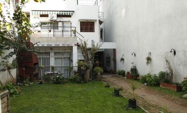 Venta Casa  8 ambientes en Coghlan | jardin | cochera