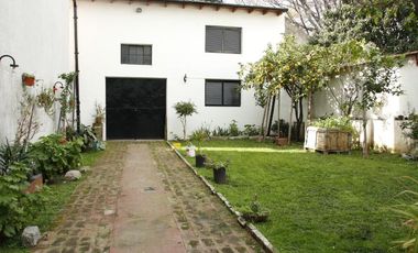 Venta Casa  8 ambientes en Coghlan | jardin | cochera