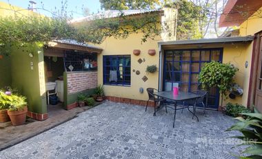 Muy linda casa 2 ambientes con departamento en el fondo