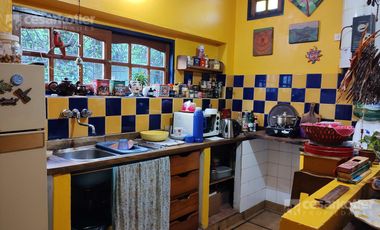 Muy linda casa 2 ambientes con departamento en el fondo