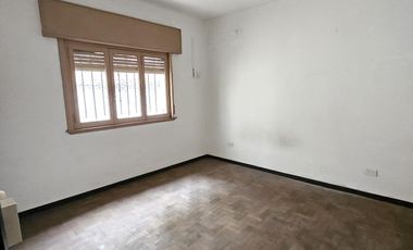 chalet a refaccionar a mtrs av peron calle Pringles 1200