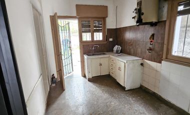 chalet a refaccionar a mtrs av peron calle Pringles 1200