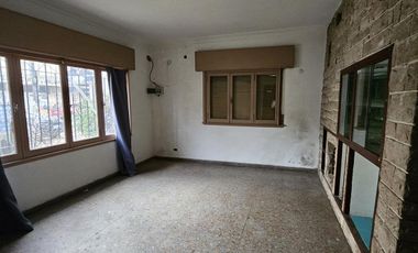 chalet a refaccionar a mtrs av peron calle Pringles 1200