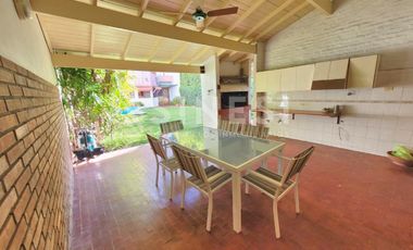 Imponente casa 4 ambientes + dependencia - San Martin Centro
