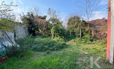 Lote con casa a reciclar en Villa del Plata 2 dormitorios.