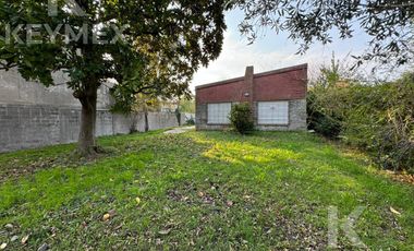 Lote con casa a reciclar en Villa del Plata 2 dormitorios.