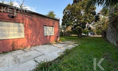 Lote con casa a reciclar en Villa del Plata 2 dormitorios.