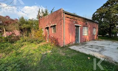 Lote con casa a reciclar en Villa del Plata 2 dormitorios.