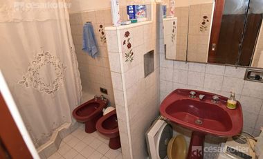 Casa de 4 amb c/fondo y cochera p/2 vehículos en Temperley Este