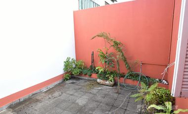Casa de 4 amb c/fondo y cochera p/2 vehículos en Temperley Este