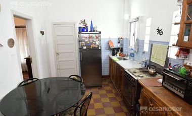 Casa de 4 amb c/fondo y cochera p/2 vehículos en Temperley Este