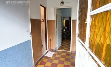 Casa de 4 amb c/fondo y cochera p/2 vehículos en Temperley Este