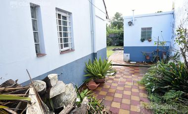 Casa de 4 amb c/fondo y cochera p/2 vehículos en Temperley Este