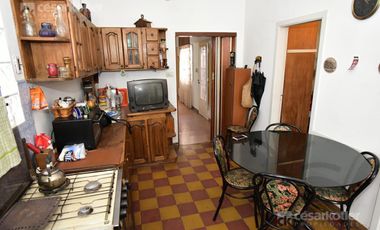 Casa de 4 amb c/fondo y cochera p/2 vehículos en Temperley Este