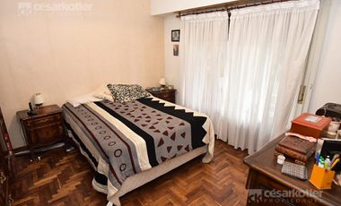 Casa de 4 amb c/fondo y cochera p/2 vehículos en Temperley Este