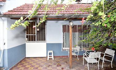 Casa de 4 amb c/fondo y cochera p/2 vehículos en Temperley Este