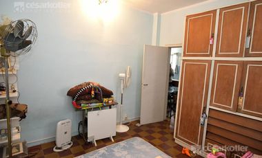 Casa de 4 amb c/fondo y cochera p/2 vehículos en Temperley Este