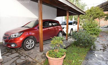 Casa de 4 amb c/fondo y cochera p/2 vehículos en Temperley Este