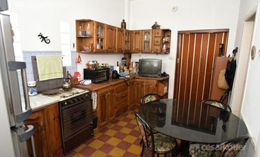 Casa de 4 amb c/fondo y cochera p/2 vehículos en Temperley Este